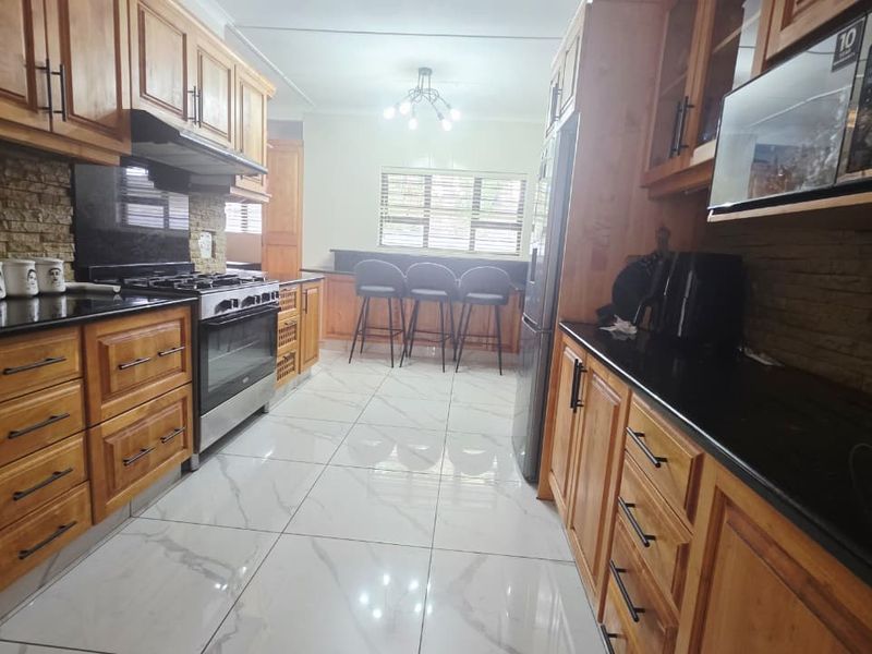 Elegant Family Home to Rent in the Heart of Meer En See - Photo 4