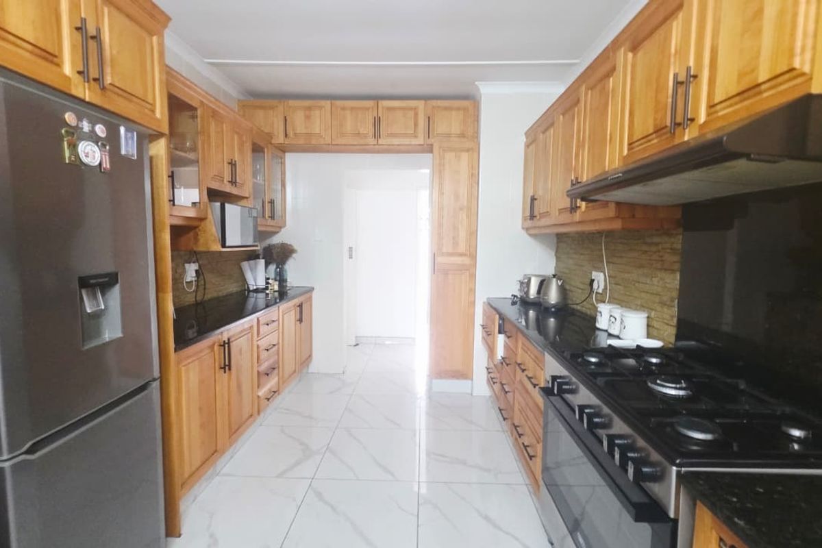 Elegant Family Home to Rent in the Heart of Meer En See - Photo 2