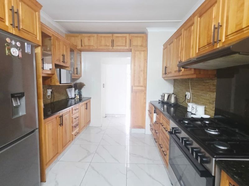 Elegant Family Home to Rent in the Heart of Meer En See - Photo 2