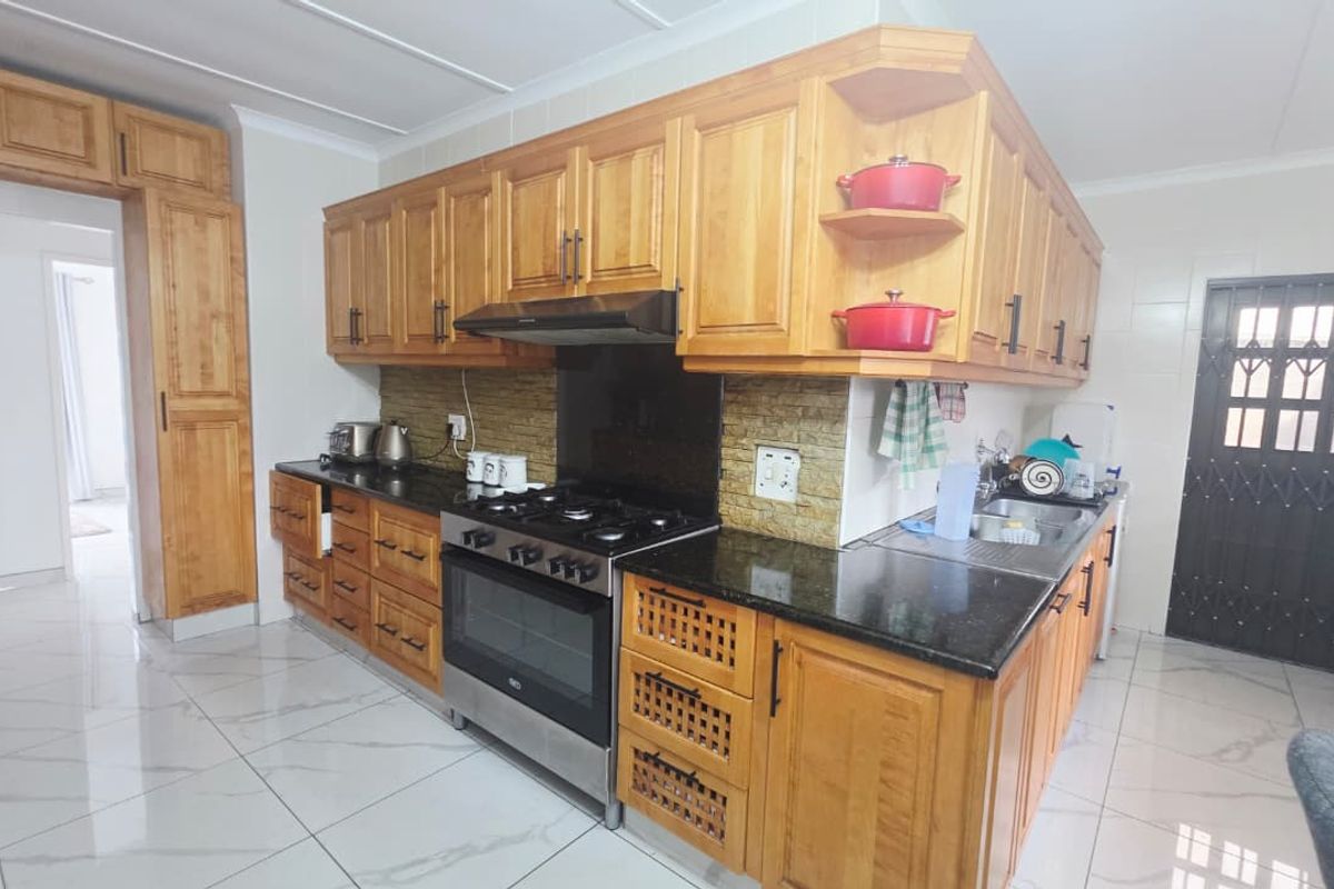 Elegant Family Home to Rent in the Heart of Meer En See - Photo 3