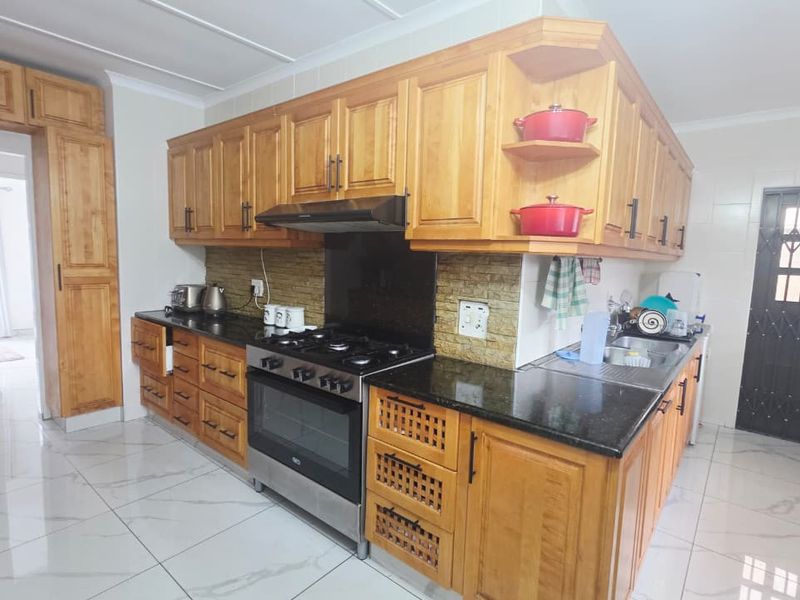 Elegant Family Home to Rent in the Heart of Meer En See - Photo 3