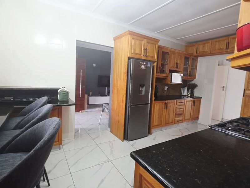 Elegant Family Home to Rent in the Heart of Meer En See - Photo 5