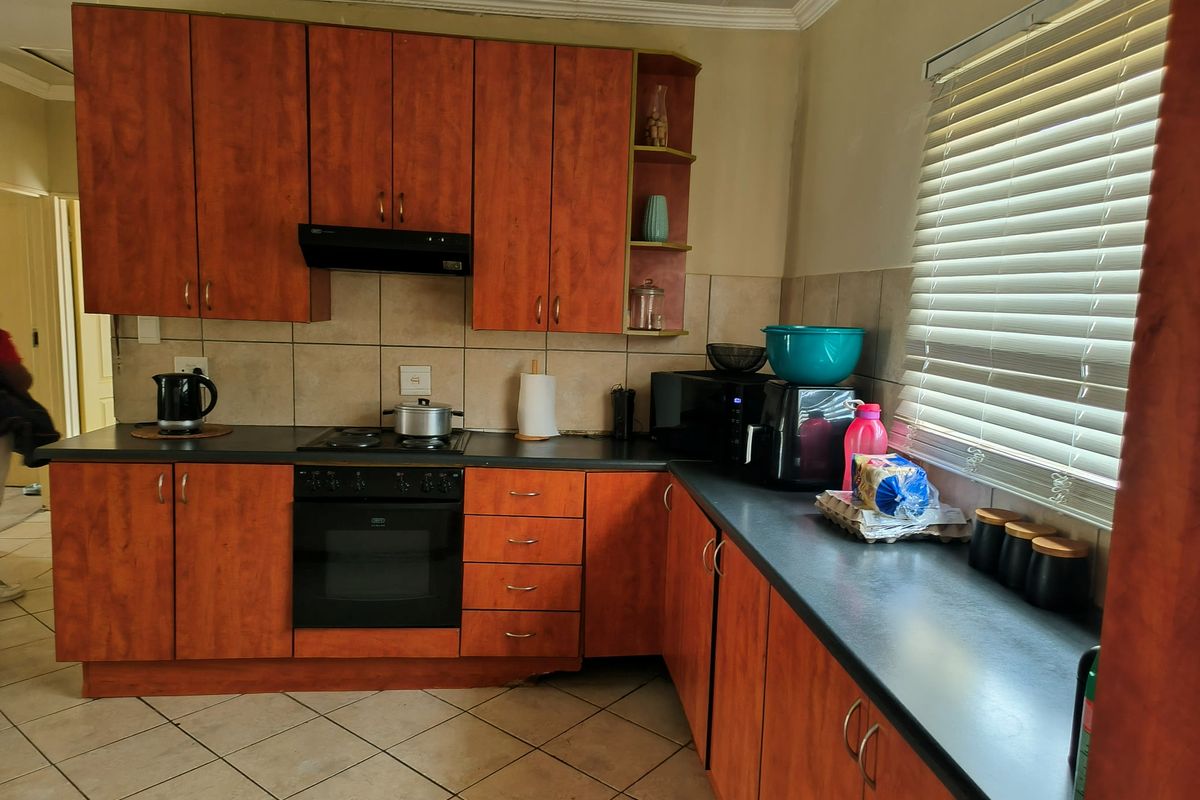 Comfortable Two Bedroom Town House For Sale in Toscana Flamwood - Photo 3