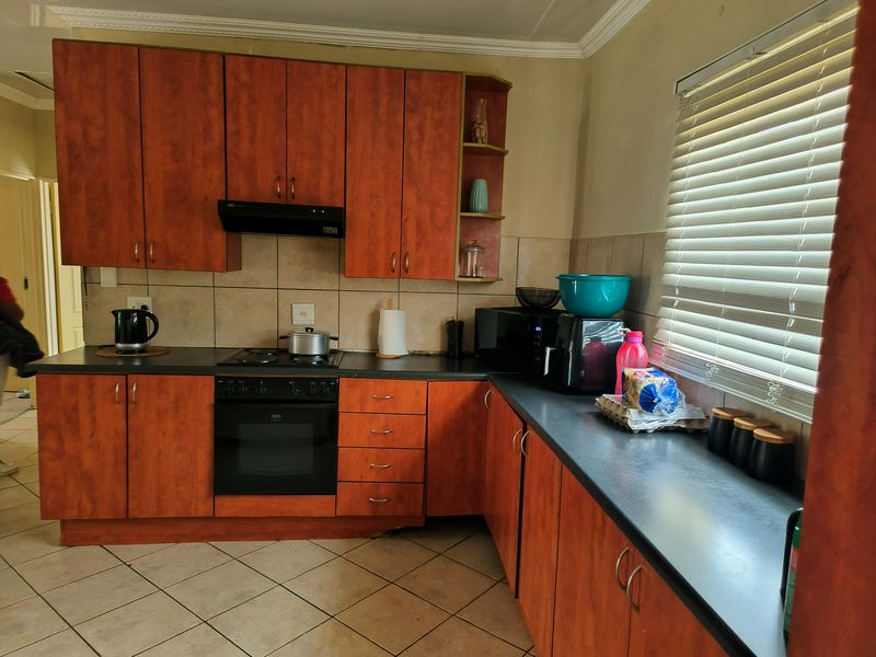 Comfortable Two Bedroom Town House For Sale in Toscana Flamwood - Photo 3