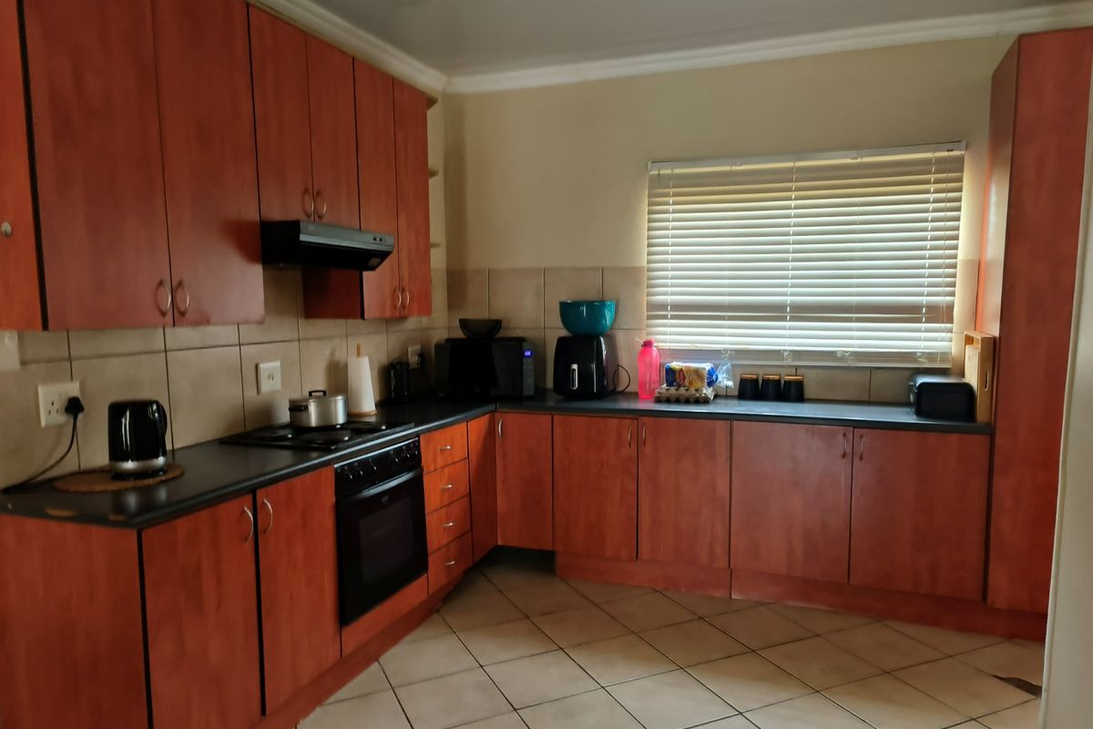 Comfortable Two Bedroom Town House For Sale in Toscana Flamwood - Photo 2