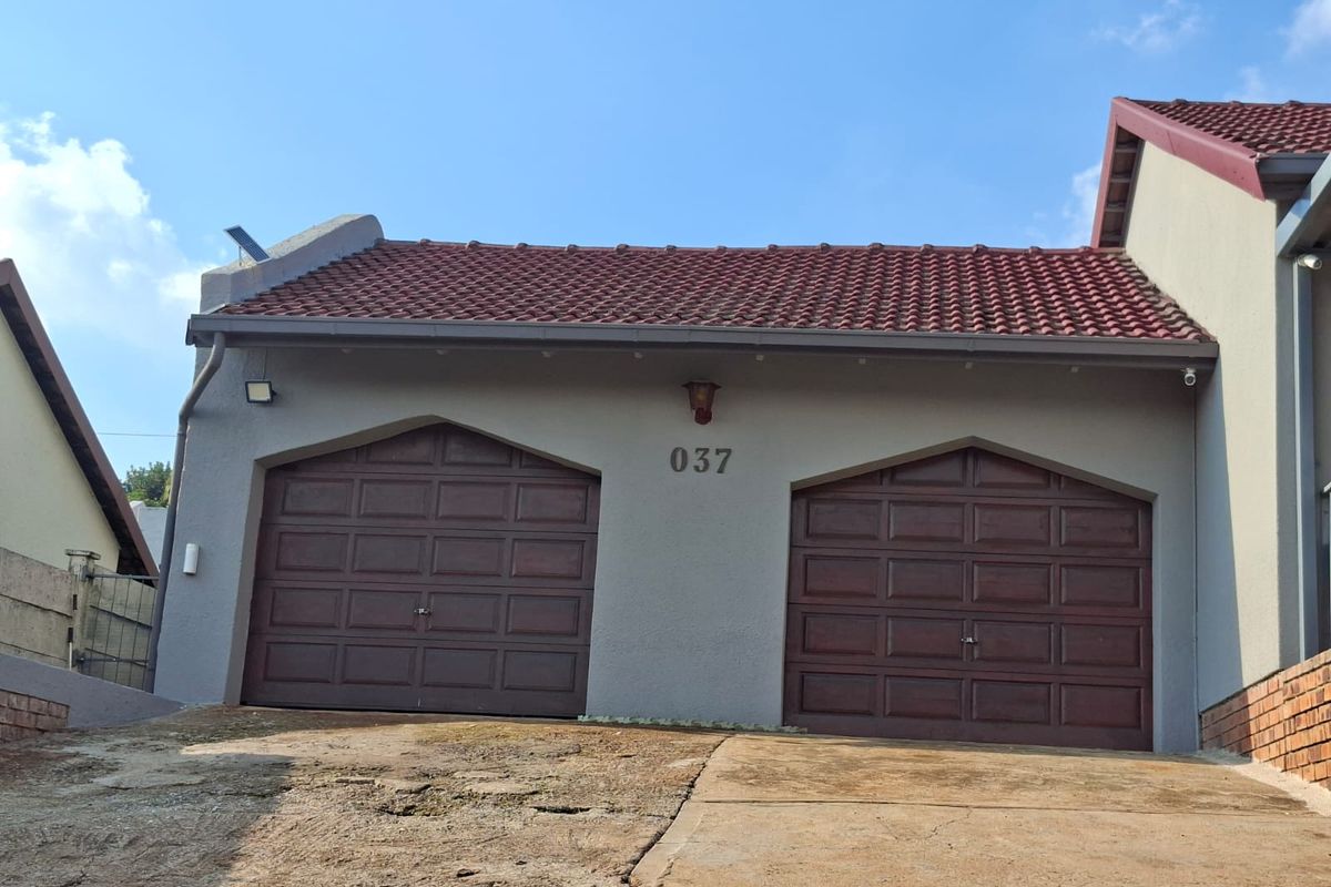 Neat secure 3Bed 2 bath Home with double Garage parking and large yard - Rangeview Ext 1 - Photo 3