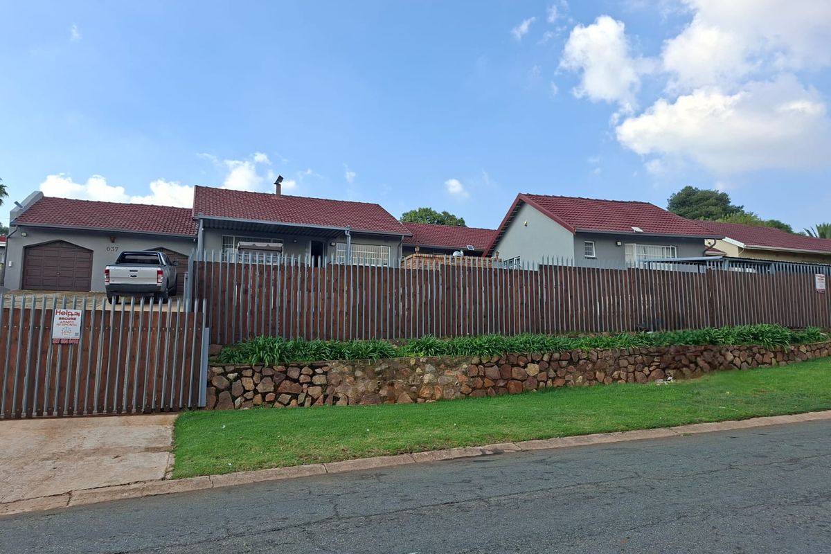 Neat secure 3Bed 2 bath Home with double Garage parking and large yard - Rangeview Ext 1 - Photo 2