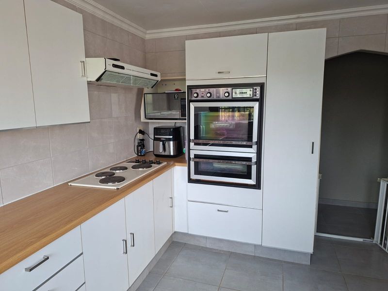 Neat secure 3Bed 2 bath Home with double Garage parking and large yard - Rangeview Ext 1 - Photo 9