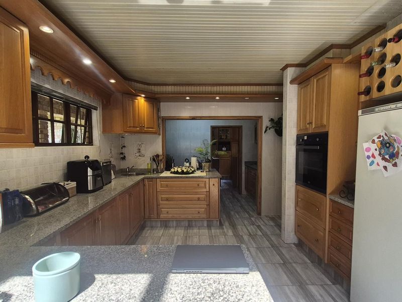 SAFE AND WELL MAINTAINED HOME - Photo 4