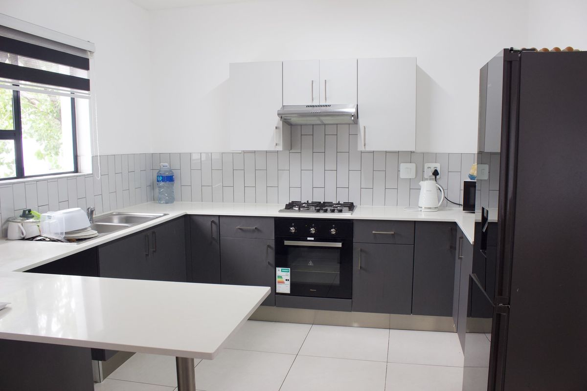 Beautiful townhouse apartment - Live Auction from R750 000! - Photo 4