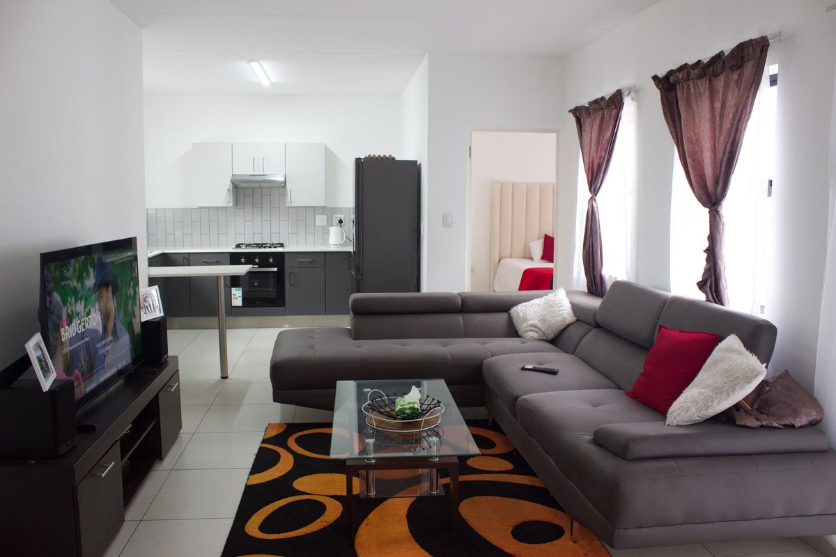 Beautiful townhouse apartment - Live Auction from R650 000! - Photo 3