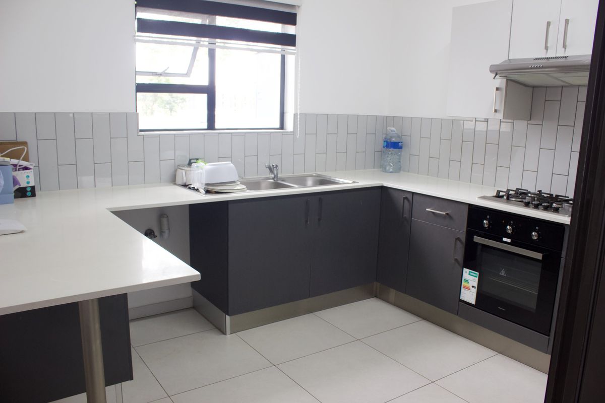 Beautiful townhouse apartment - Live Auction from R650 000! - Photo 5
