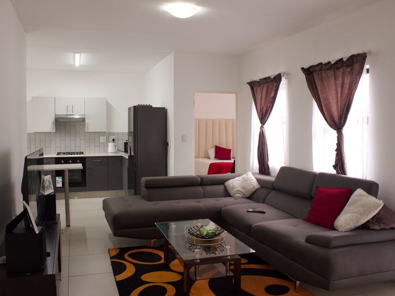 Beautiful townhouse apartment - Live Auction from R650 000! - Photo 1