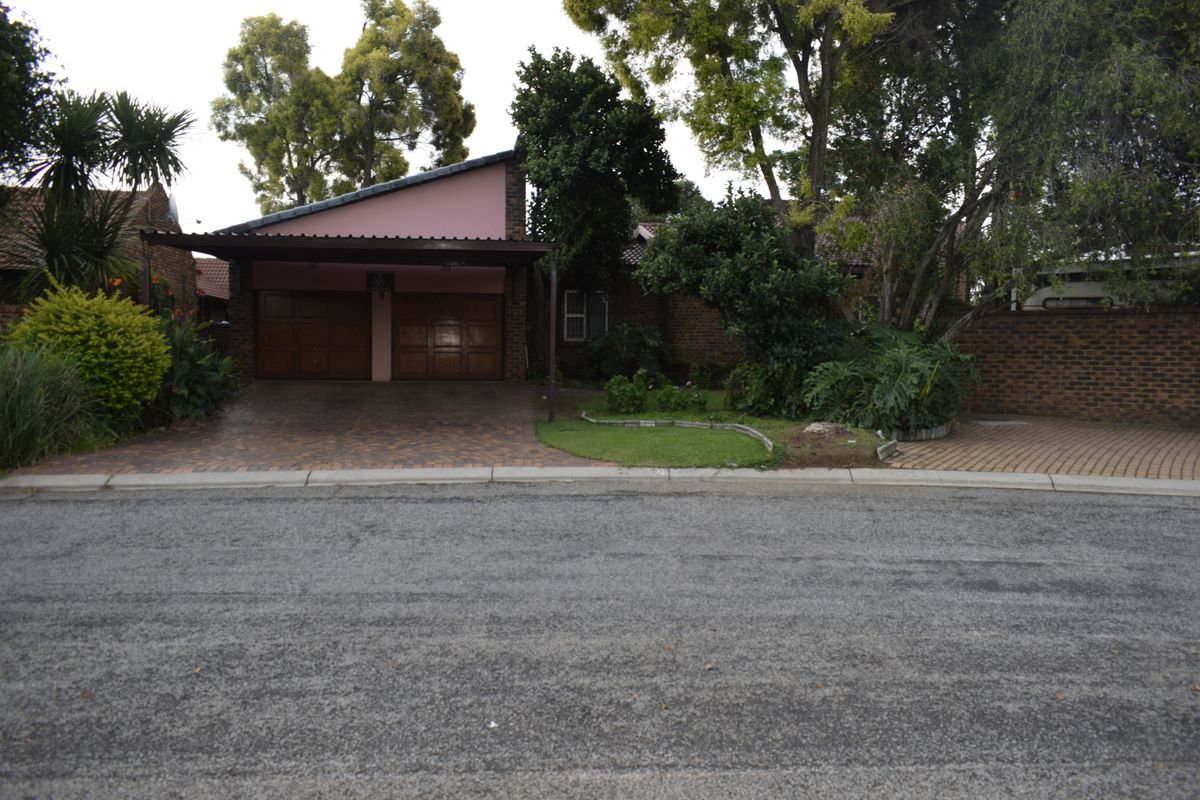 4 bedroom property for sale in Sunward Village. - Photo 5