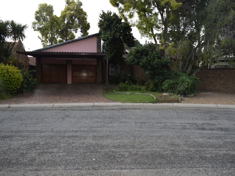 4 bedroom property for sale in Sunward Village. - Photo 5