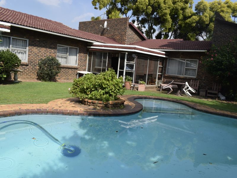 4 bedroom property for sale in Sunward Village. - Photo 2