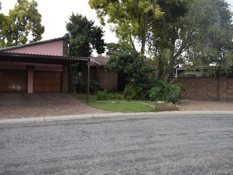 4 bedroom property for sale in Sunward Village. - Photo 4