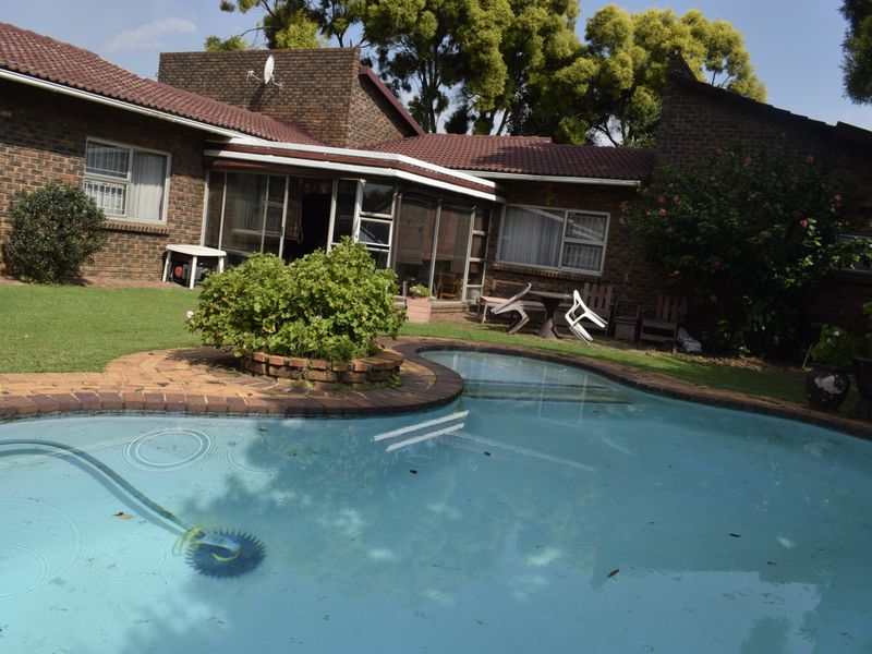 4 bedroom property for sale in Sunward Village. - Photo 3