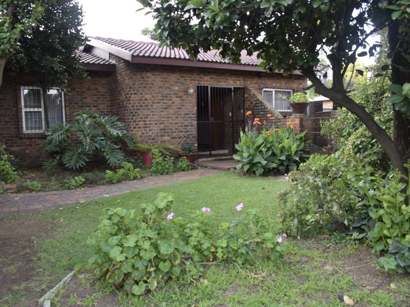 4 bedroom property for sale in Sunward Village. - Photo 6