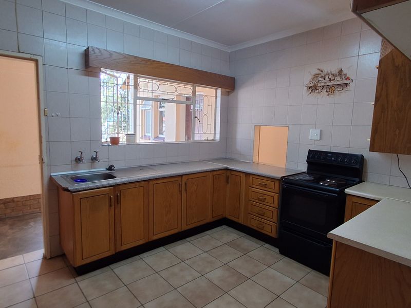 A Perfect  Family Home 3 Bedroom House to rent in Heidelberg Central Gauteng - Photo 2