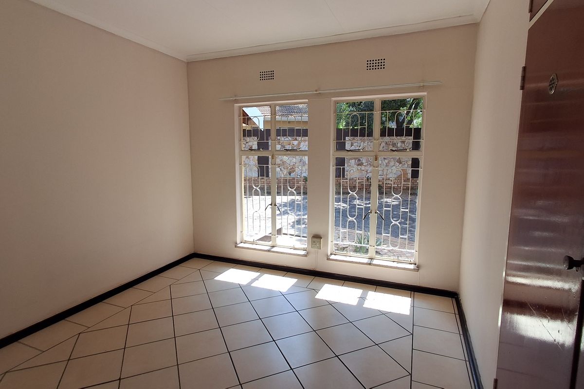 A Perfect  Family Home 3 Bedroom House to rent in Heidelberg Central Gauteng - Photo 5