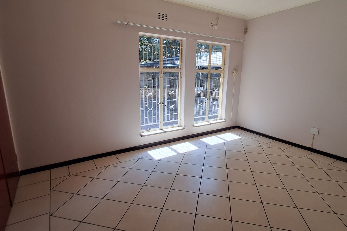 A Perfect  Family Home 3 Bedroom House to rent in Heidelberg Central Gauteng - Photo 4