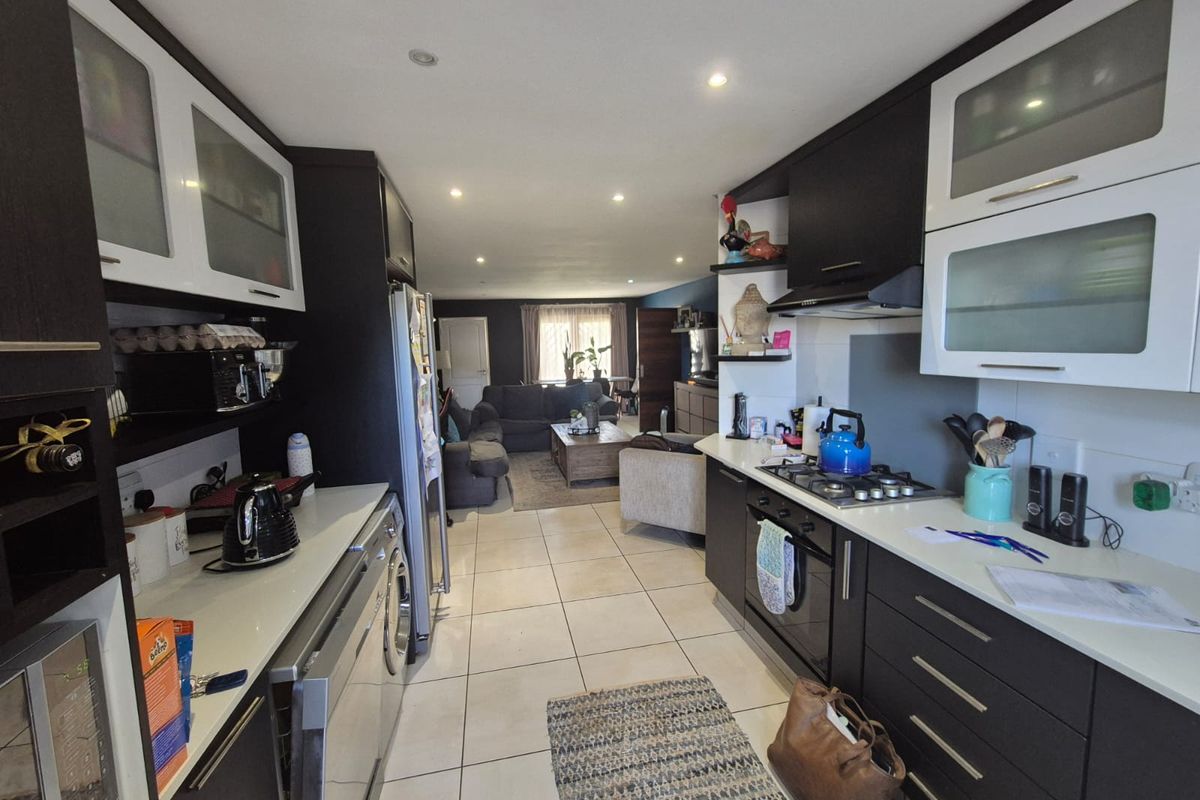 Pet-Friendly Ground Floor Living with a Generous Garden - Photo 3