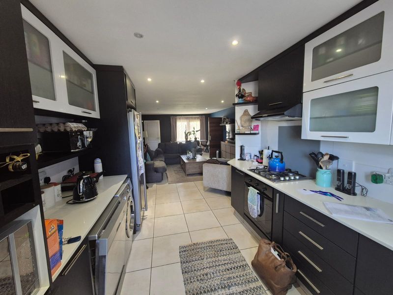 Pet-Friendly Ground Floor Living with a Generous Garden - Photo 3