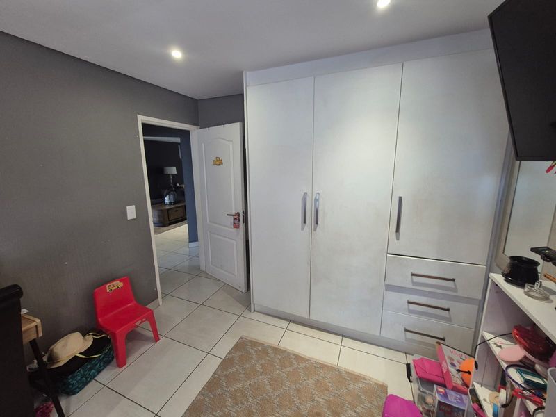 Pet-Friendly Ground Floor Living with a Generous Garden - Photo 10