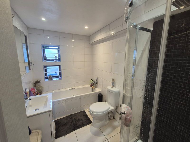 Pet-Friendly Ground Floor Living with a Generous Garden - Photo 7