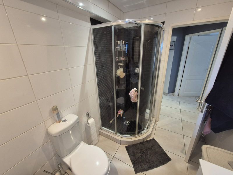 Pet-Friendly Ground Floor Living with a Generous Garden - Photo 6