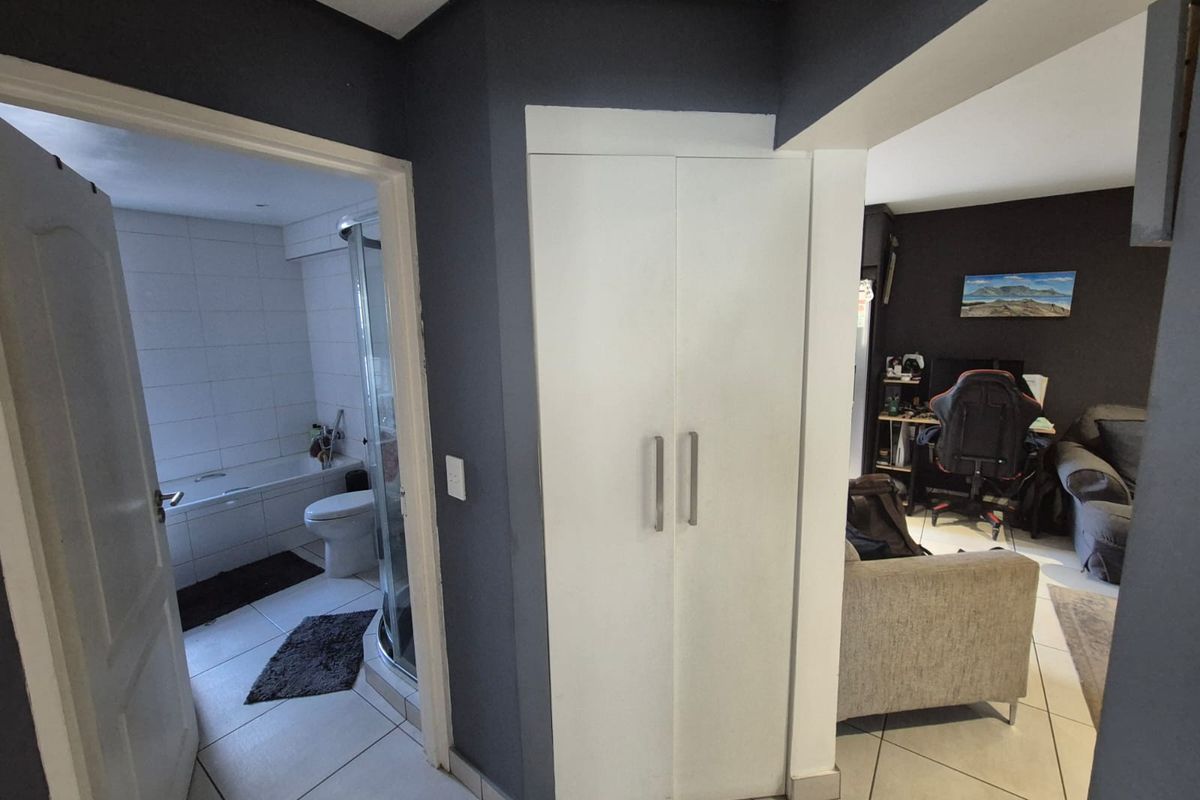 Pet-Friendly Ground Floor Living with a Generous Garden - Photo 4