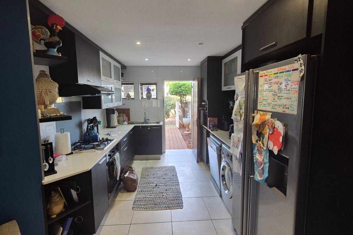 Pet-Friendly Ground Floor Living with a Generous Garden - Photo 2