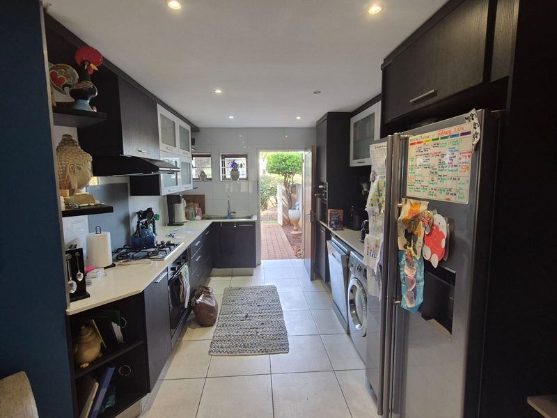 Pet-Friendly Ground Floor Living with a Generous Garden - Photo 2