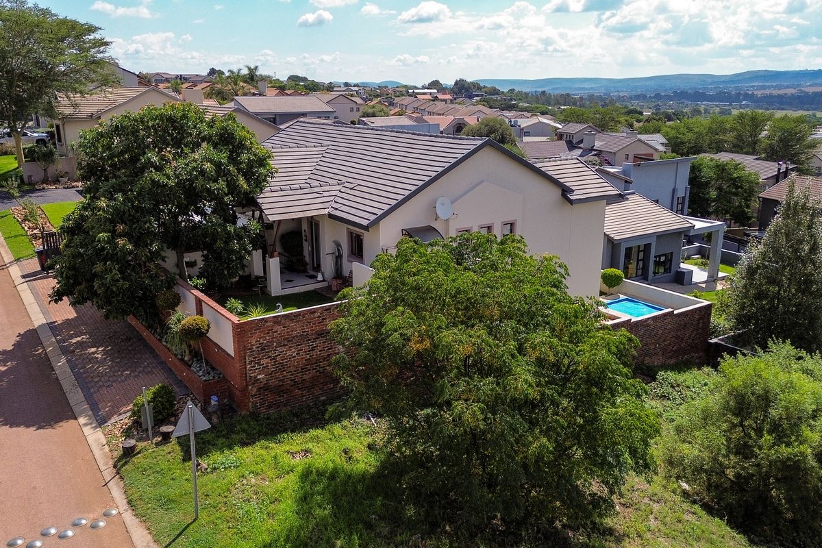 Elegant Family Home in a Sought-After Security Estate in Eldoraigne - Photo 2