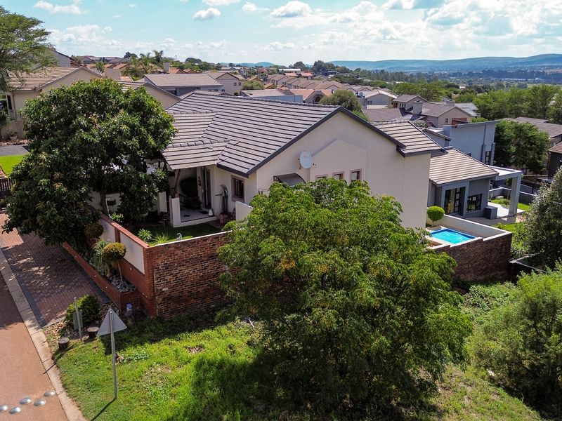 Elegant Family Home in a Sought-After Security Estate in Eldoraigne - Photo 2