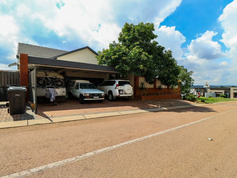 Elegant Family Home in a Sought-After Security Estate in Eldoraigne - Photo 4