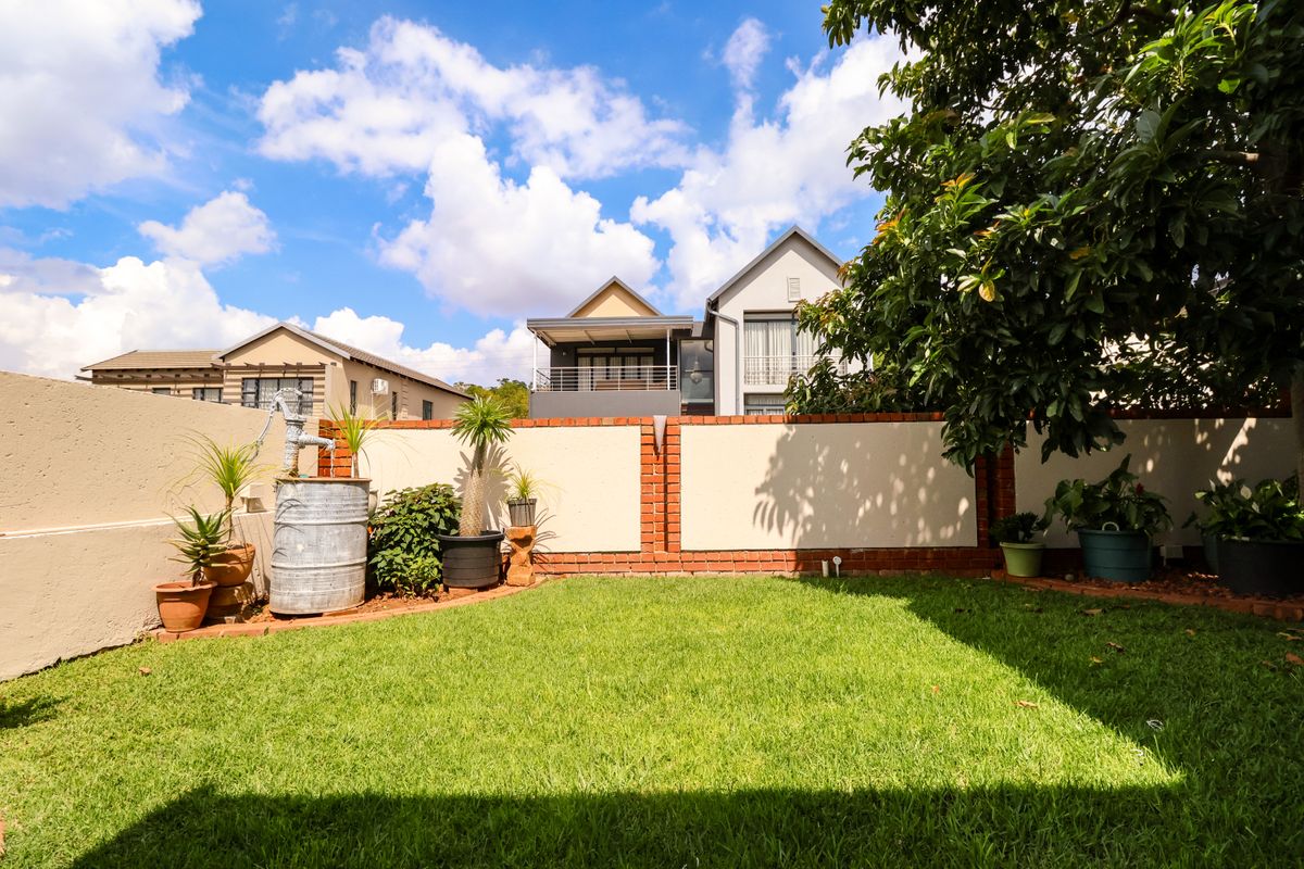 Elegant Family Home in a Sought-After Security Estate in Eldoraigne - Photo 5