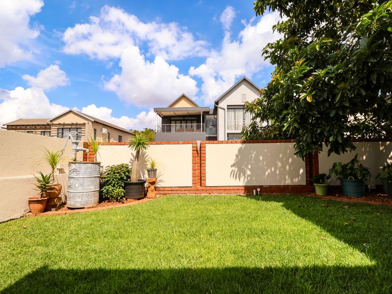 Elegant Family Home in a Sought-After Security Estate in Eldoraigne - Photo 5