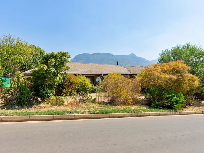 Large Family Home with Scenic Views - Photo 5