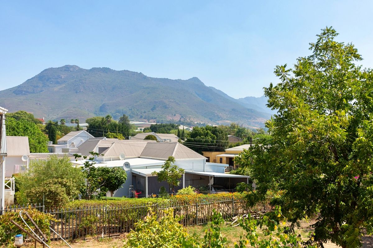 Large Family Home with Scenic Views - Photo 3