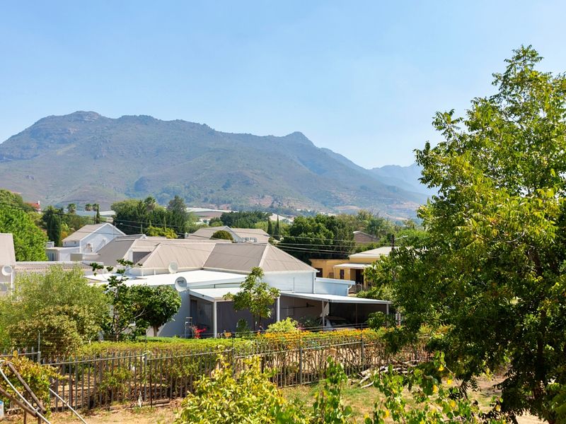Large Family Home with Scenic Views - Photo 3
