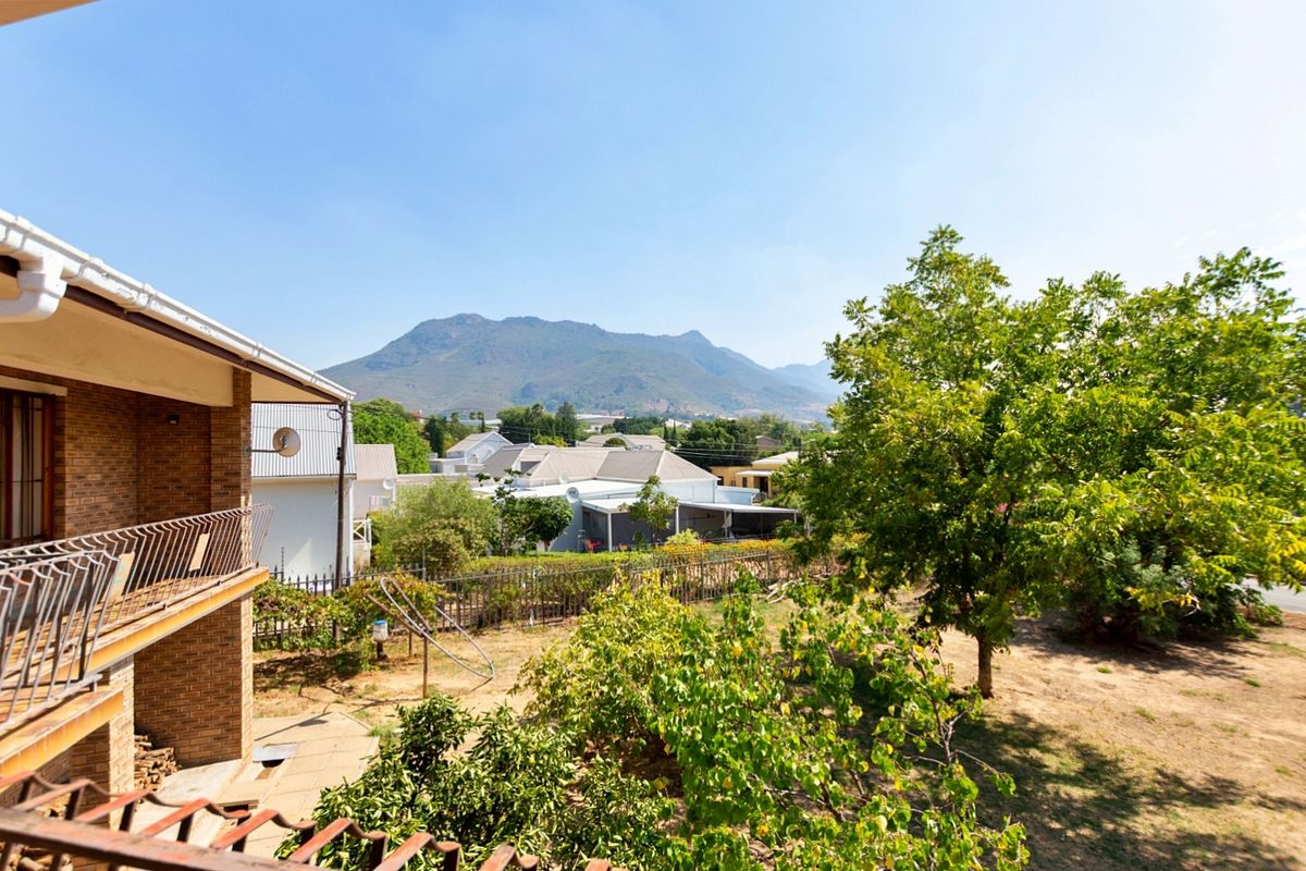 Large Family Home with Scenic Views - Photo 2