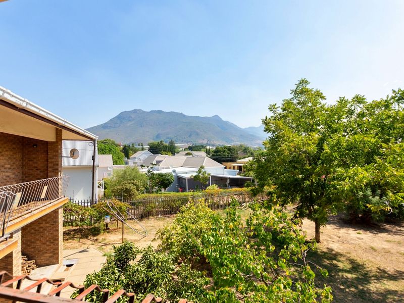 Large Family Home with Scenic Views - Photo 2