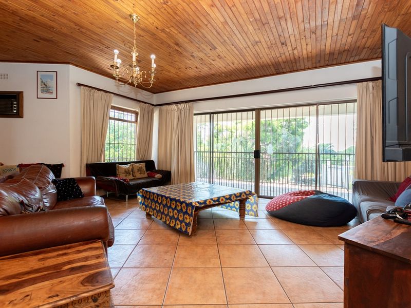 Large Family Home with Scenic Views - Photo 9