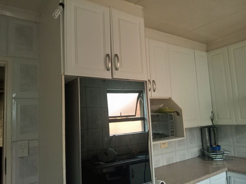 Family Home to Let - Photo 10