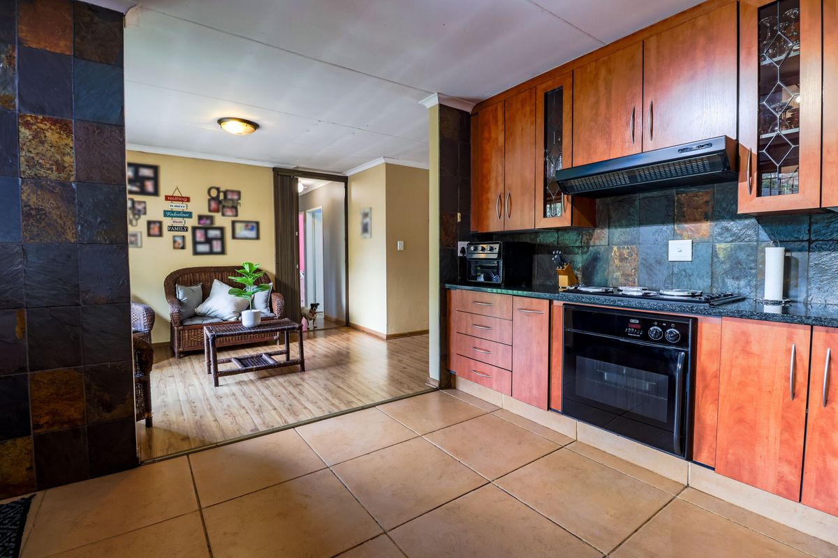 Space, Comfort & Effortless Family Living in Wierda Park - Photo 3