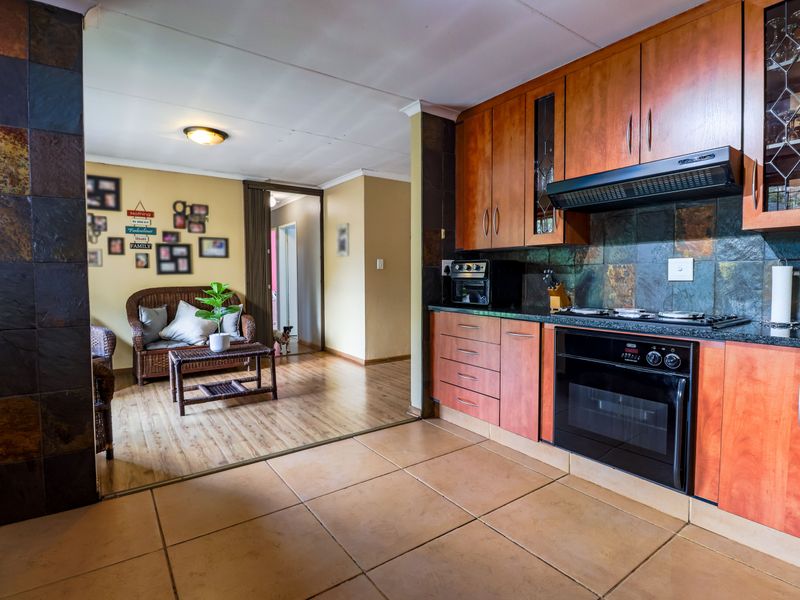 Space, Comfort & Effortless Family Living in Wierda Park - Photo 3