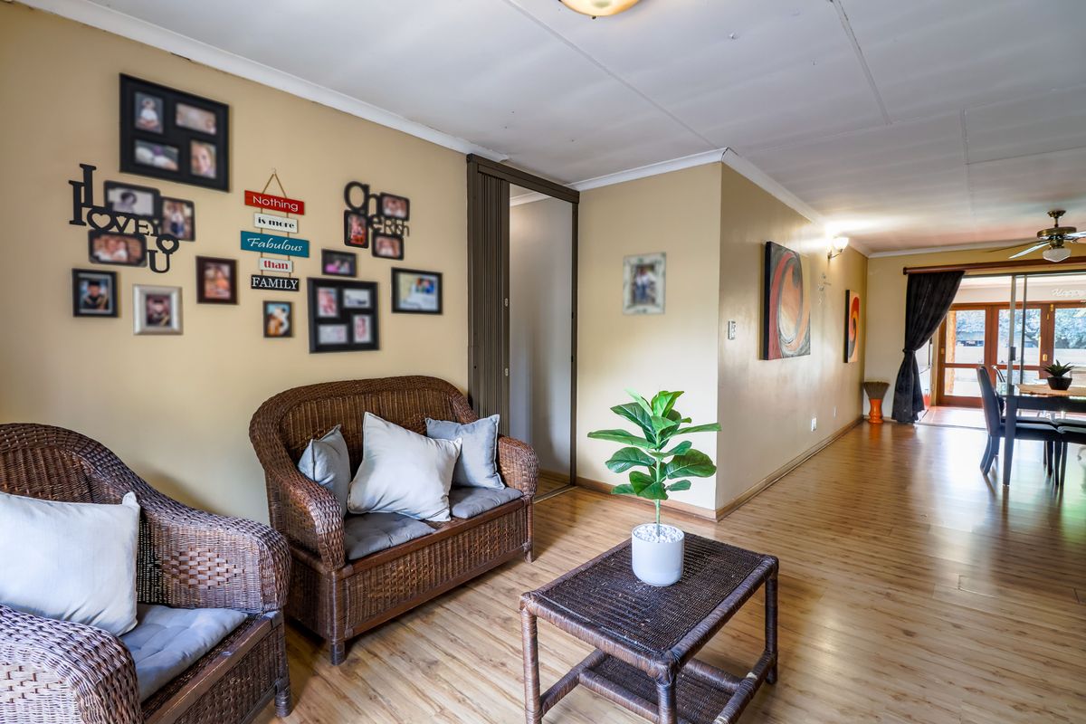 Space, Comfort & Effortless Family Living in Wierda Park - Photo 5