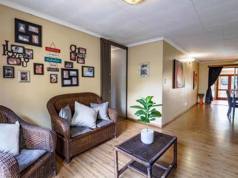 Space, Comfort & Effortless Family Living in Wierda Park - Photo 5